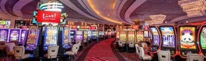 L73 Slot APP ထဲတွင် Live Casino နှင့် Slots ဂိမ်းများကစားနေသောမြင်ကွင်း